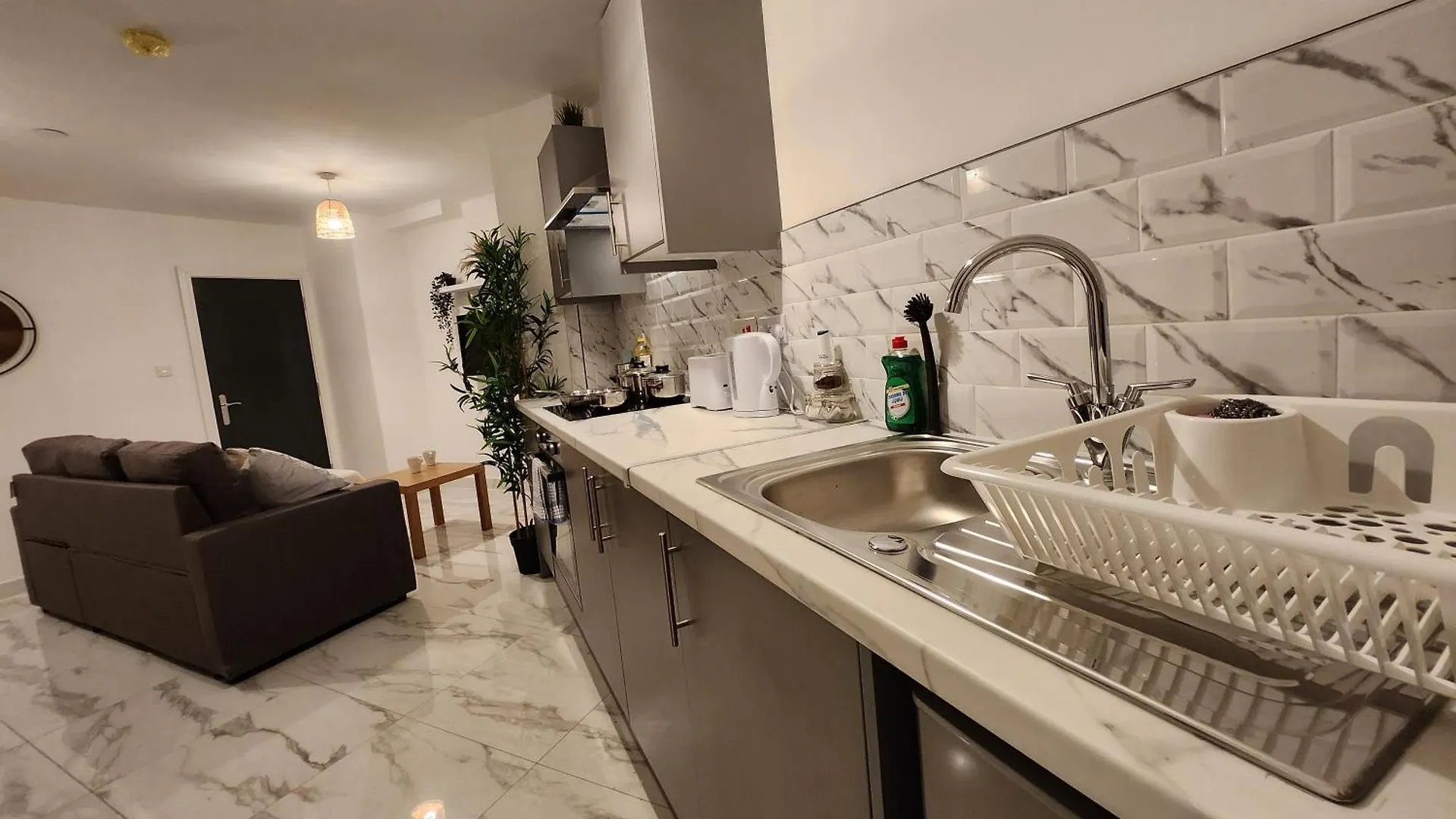 Supervalue Suite 1 - Fast Wifi, Hotel Linen, Keyless Entry, City Only 10 Mins - By Property Promise Cardiff 0*,