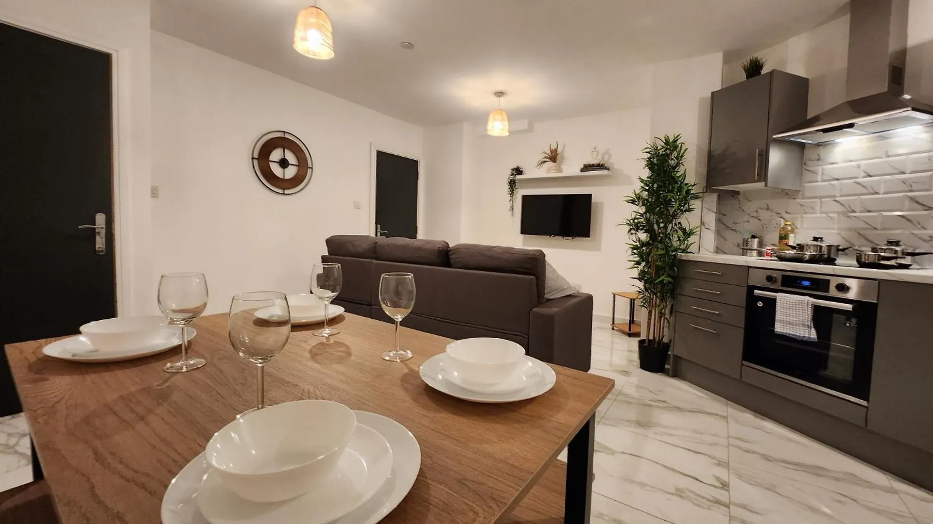 Supervalue Suite 1 - Fast Wifi, Hotel Linen, Keyless Entry, City Only 10 Mins - By Property Promise Cardiff United Kingdom