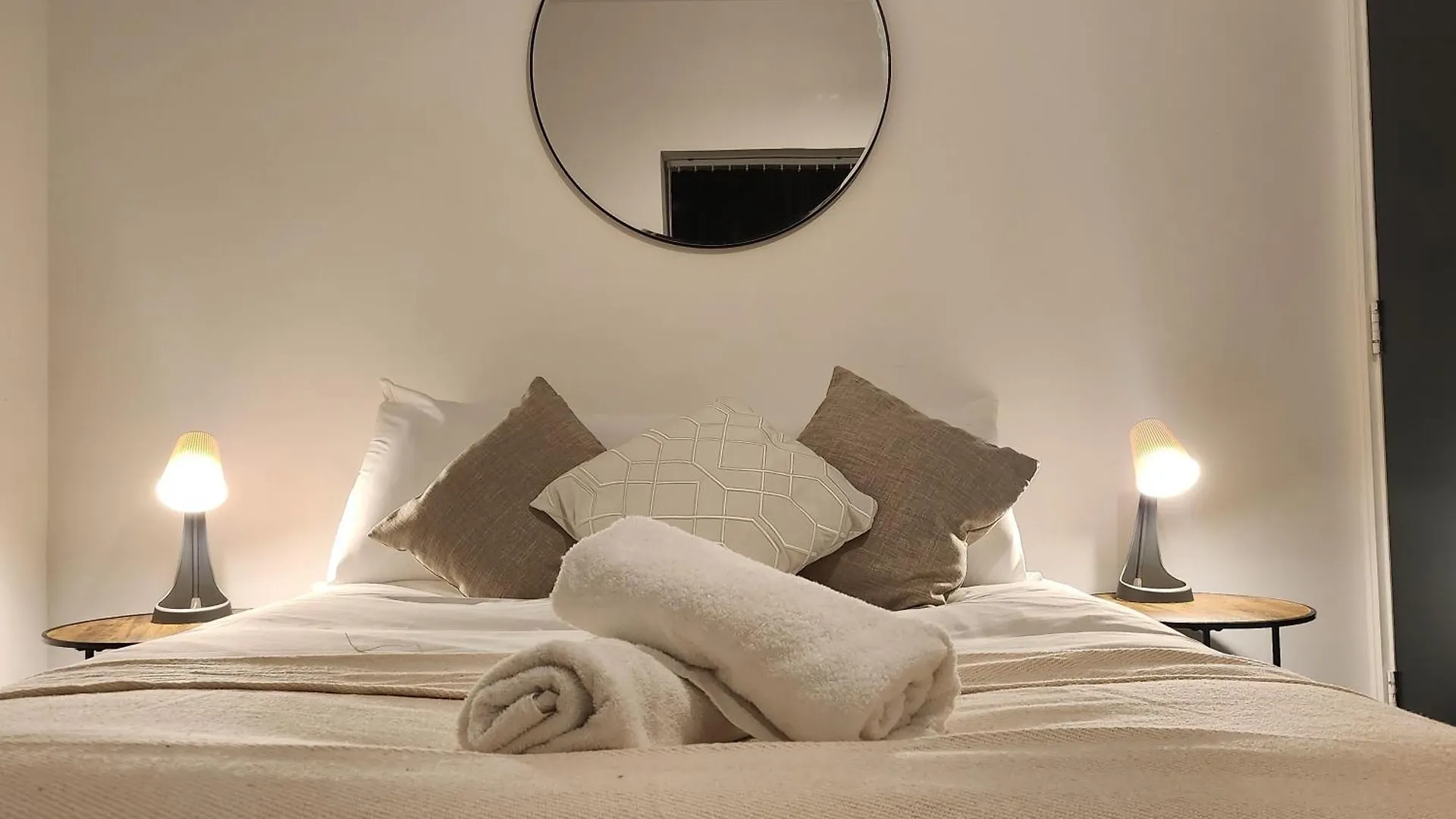 Supervalue Suite 1 - Fast Wifi, Hotel Linen, Keyless Entry, City Only 10 Mins - By Property Promise Cardiff United Kingdom