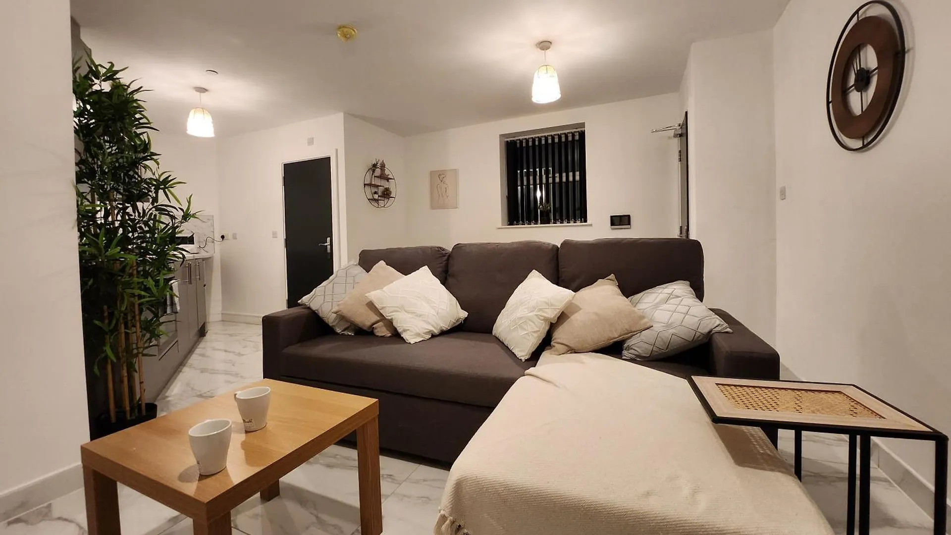 Supervalue Suite 1 - Fast Wifi, Hotel Linen, Keyless Entry, City Only 10 Mins - By Property Promise Cardiff Apartman