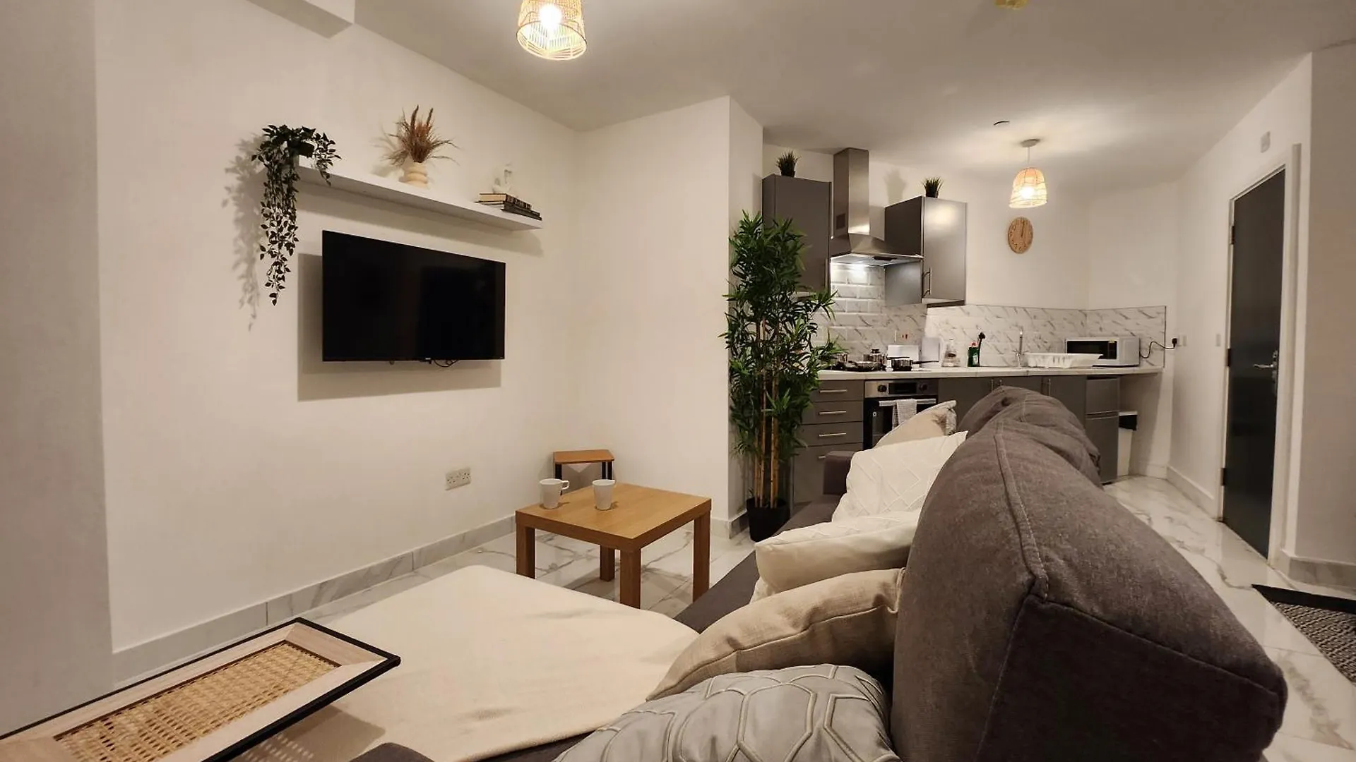 Supervalue Suite 1 - Fast Wifi, Hotel Linen, Keyless Entry, City Only 10 Mins - By Property Promise Cardiff