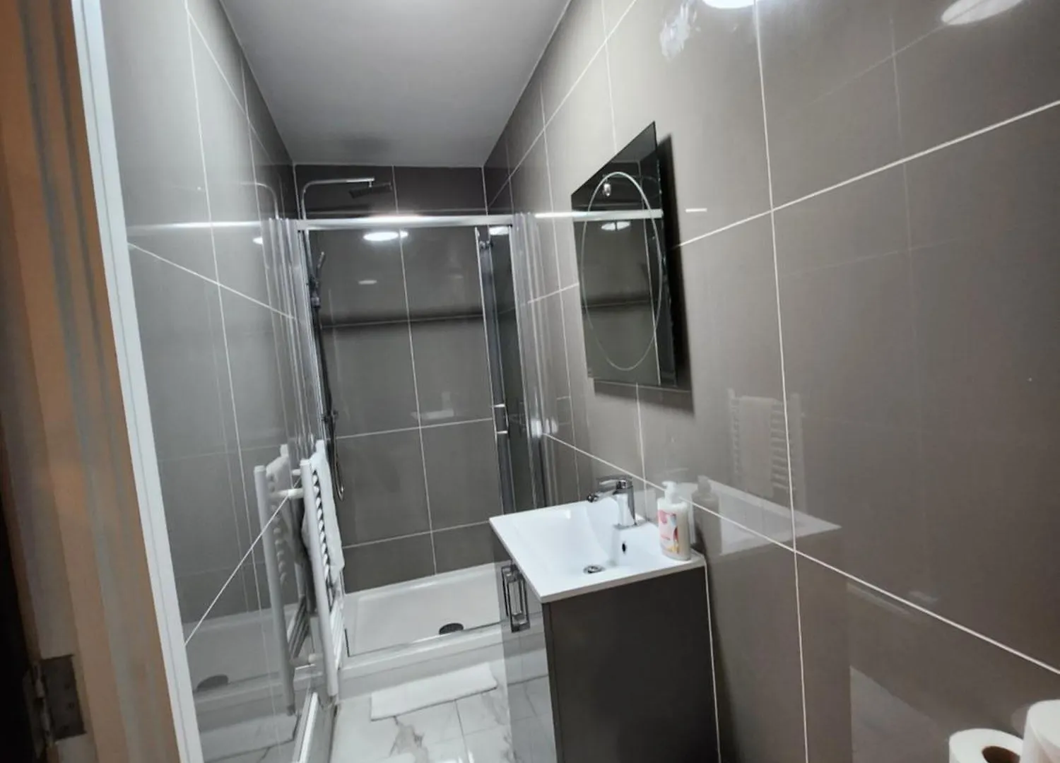 Supervalue Suite 1 - Fast Wifi, Hotel Linen, Keyless Entry, City Only 10 Mins - By Property Promise Cardiff Apartman