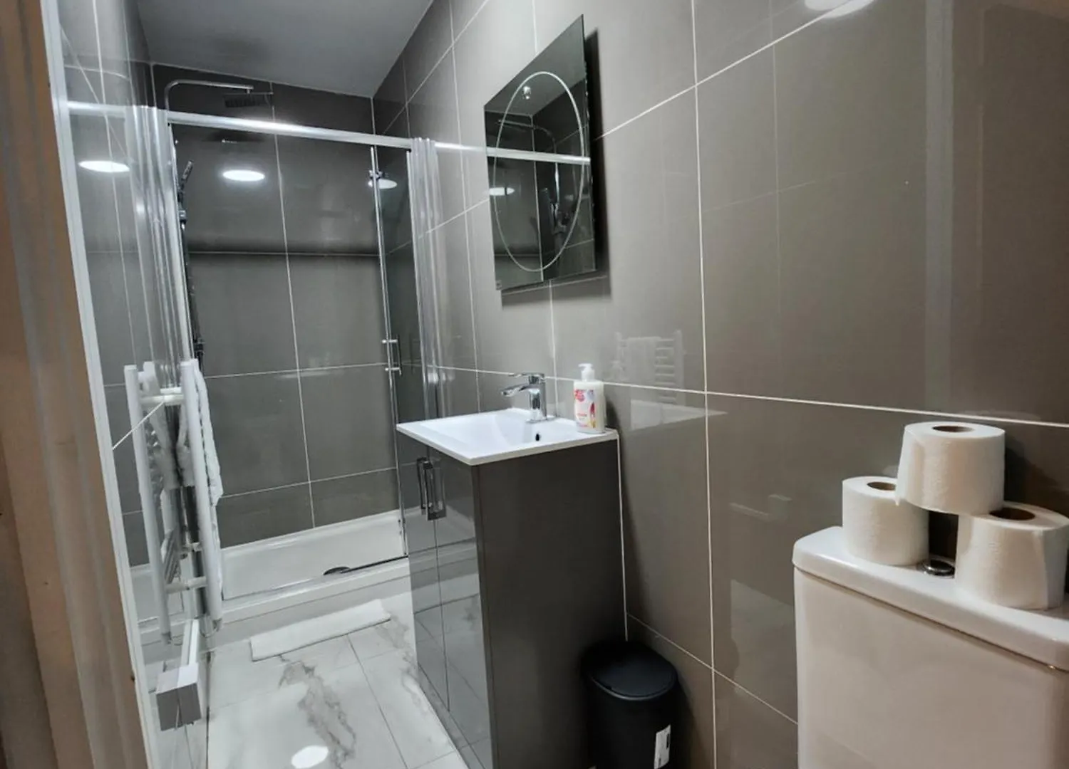 Supervalue Suite 1 - Fast Wifi, Hotel Linen, Keyless Entry, City Only 10 Mins - By Property Promise Cardiff 0*,