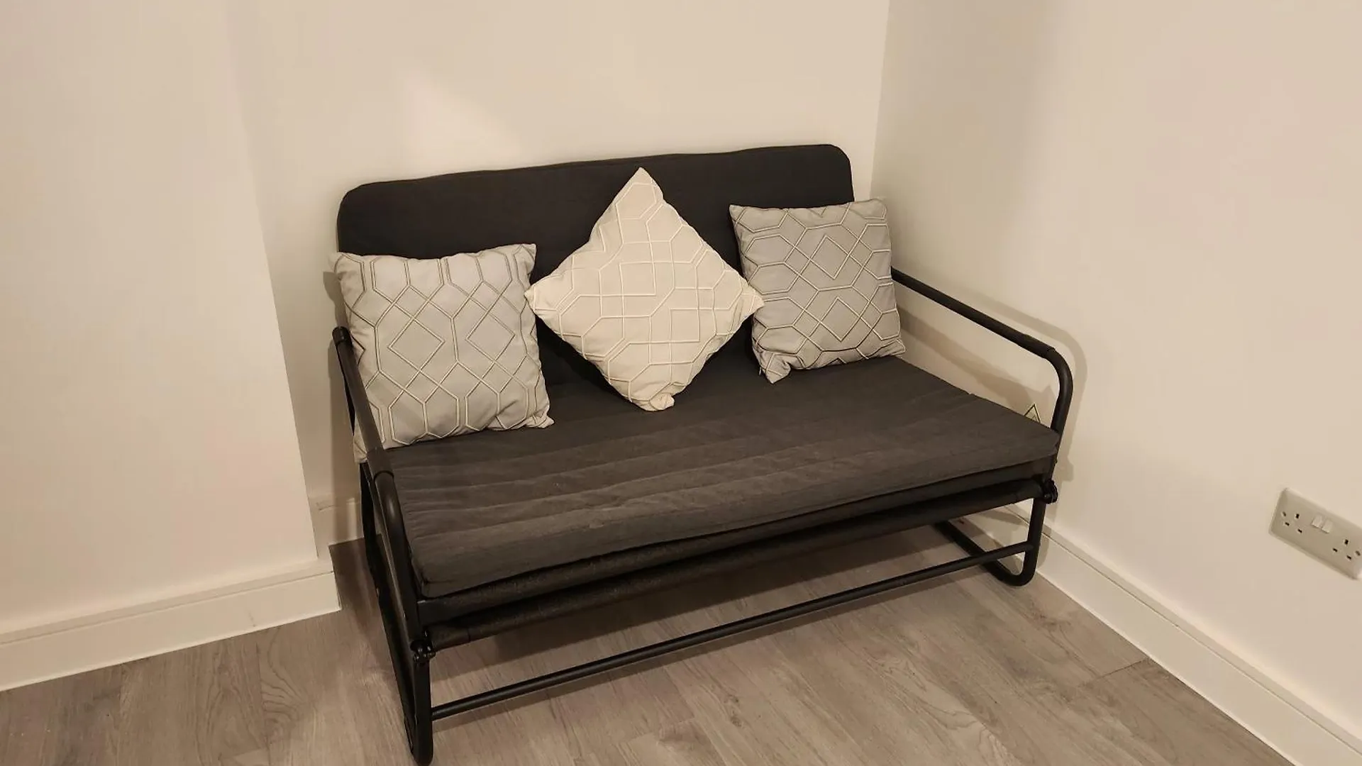 Supervalue Suite 1 - Fast Wifi, Hotel Linen, Keyless Entry, City Only 10 Mins - By Property Promise Cardiff